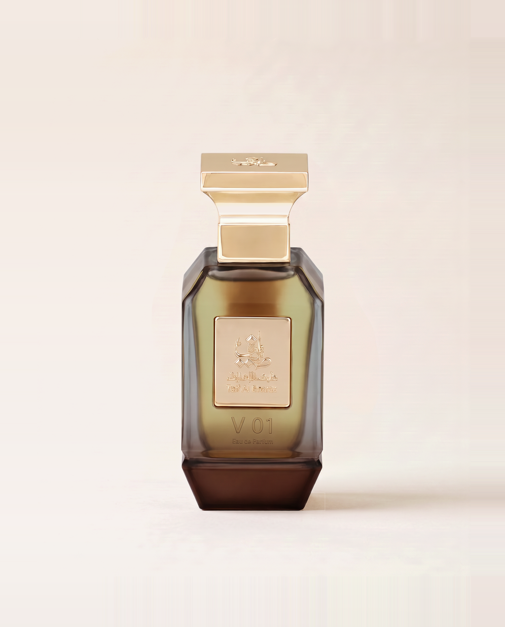 Flacone di V01, profumo arabo Taif Al Emarat, su fondo neutro