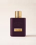 Flacone di Vino Rouge, profumo arabo Prima Chic, su fondo neutro