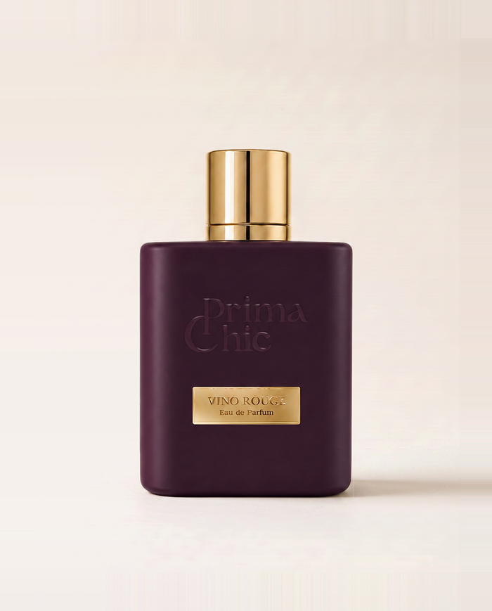 Flacone di Vino Rouge, profumo arabo Prima Chic, su fondo neutro