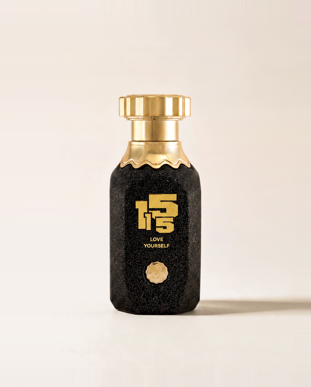 Flacone di 15:15 Love Yourself, profumo arabo Prima Chic, su fondo neutro
