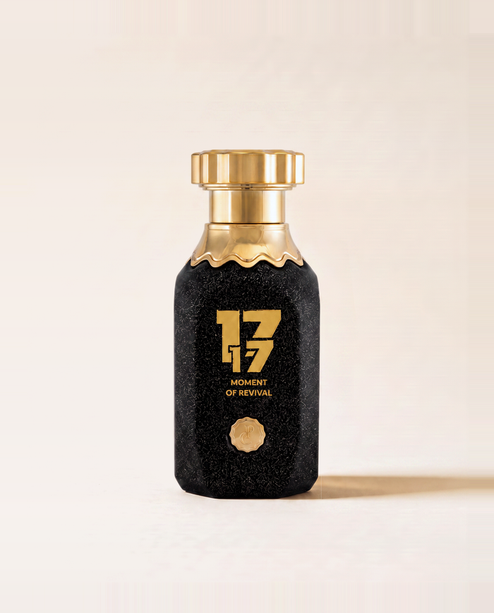 Flacone di 17:17 Moment of Revival, profumo arabo Prima Chic, su fondo neutro