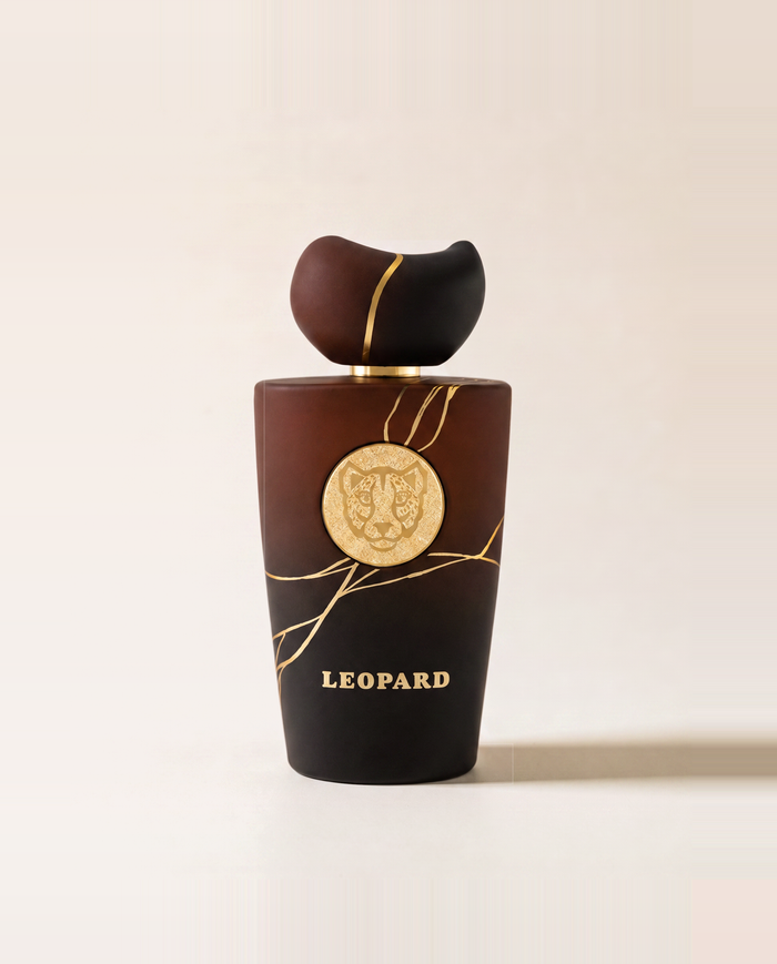 Flacone di Leopard, profumo arabo Prima Chic, su fondo neutro
