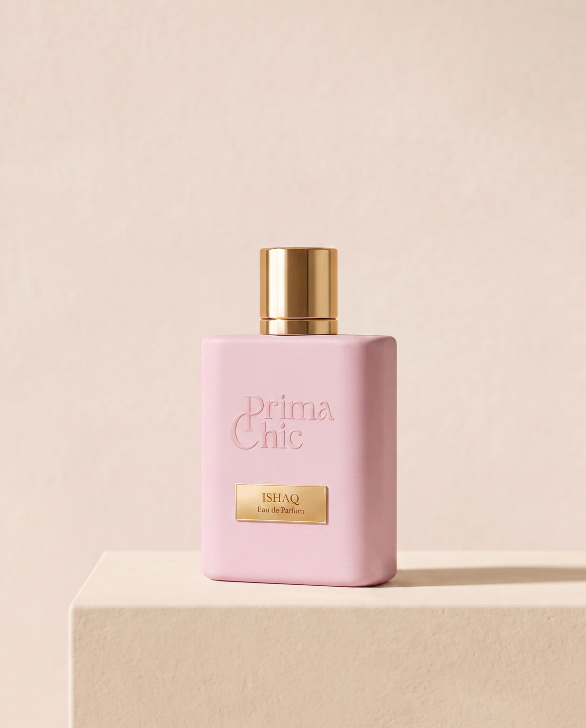 Flacone di Ishaq, profumo arabo Prima Chic, in uno scatto editoriale