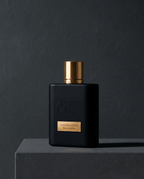 Flacone di Oud Phantom, profumo arabo Prima Chic, in uno scatto editoriale su fondo scuro