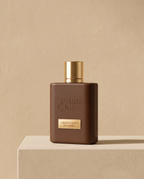 Flacone di Tobacco Honey, profumo arabo Prima Chic, in uno scatto editoriale