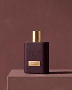 Flacone di Vino Rouge, profumo arabo Prima Chic, in uno scatto editoriale