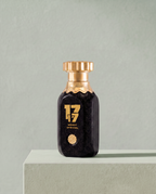 Flacone di 17:17 Moment of Revival, profumo arabo Prima Chic, in uno scatto editoriale