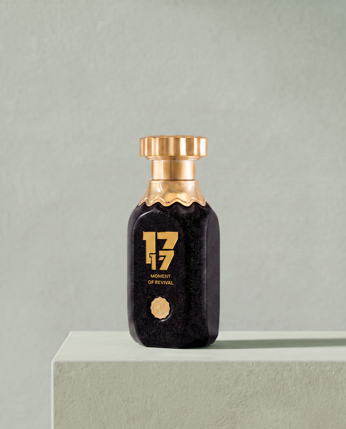 Flacone di 17:17 Moment of Revival, profumo arabo Prima Chic, in uno scatto editoriale