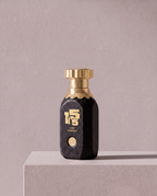 Flacone di 15:15 Love Yourself, profumo arabo Prima Chic, in uno scatto editoriale