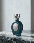 Flacone di Romance n°2, profumo arabo Taif Al Emarat, in uno scatto editoriale