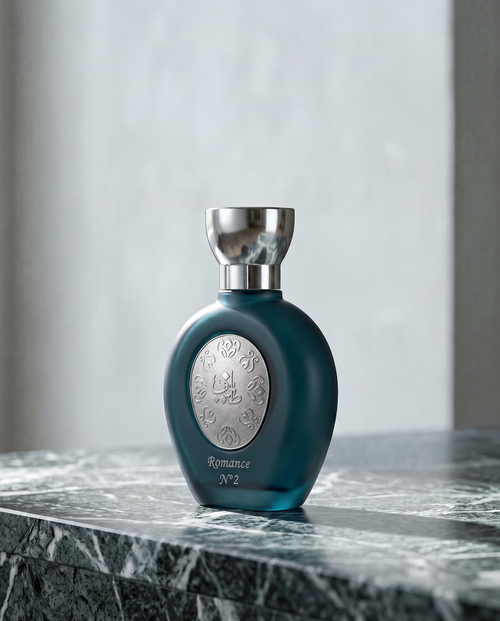 Flacone di Romance n°2, profumo arabo Taif Al Emarat, in uno scatto editoriale