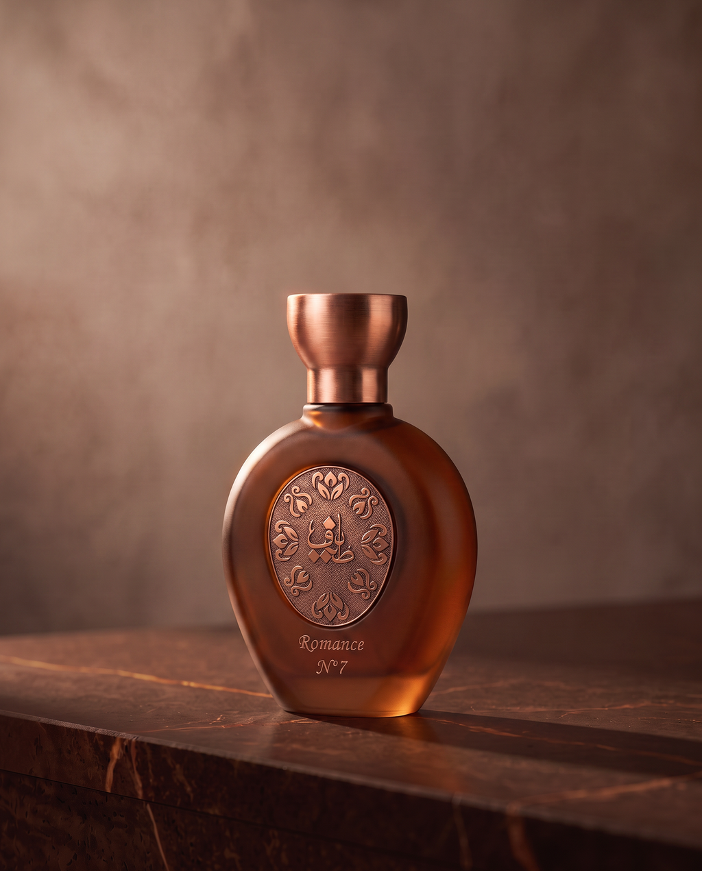 Flacone di Romance n°7, profumo arabo Taif Al Emarat, in uno scatto editoriale
