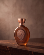 Flacone di Romance n°7, profumo arabo Taif Al Emarat, in uno scatto editoriale