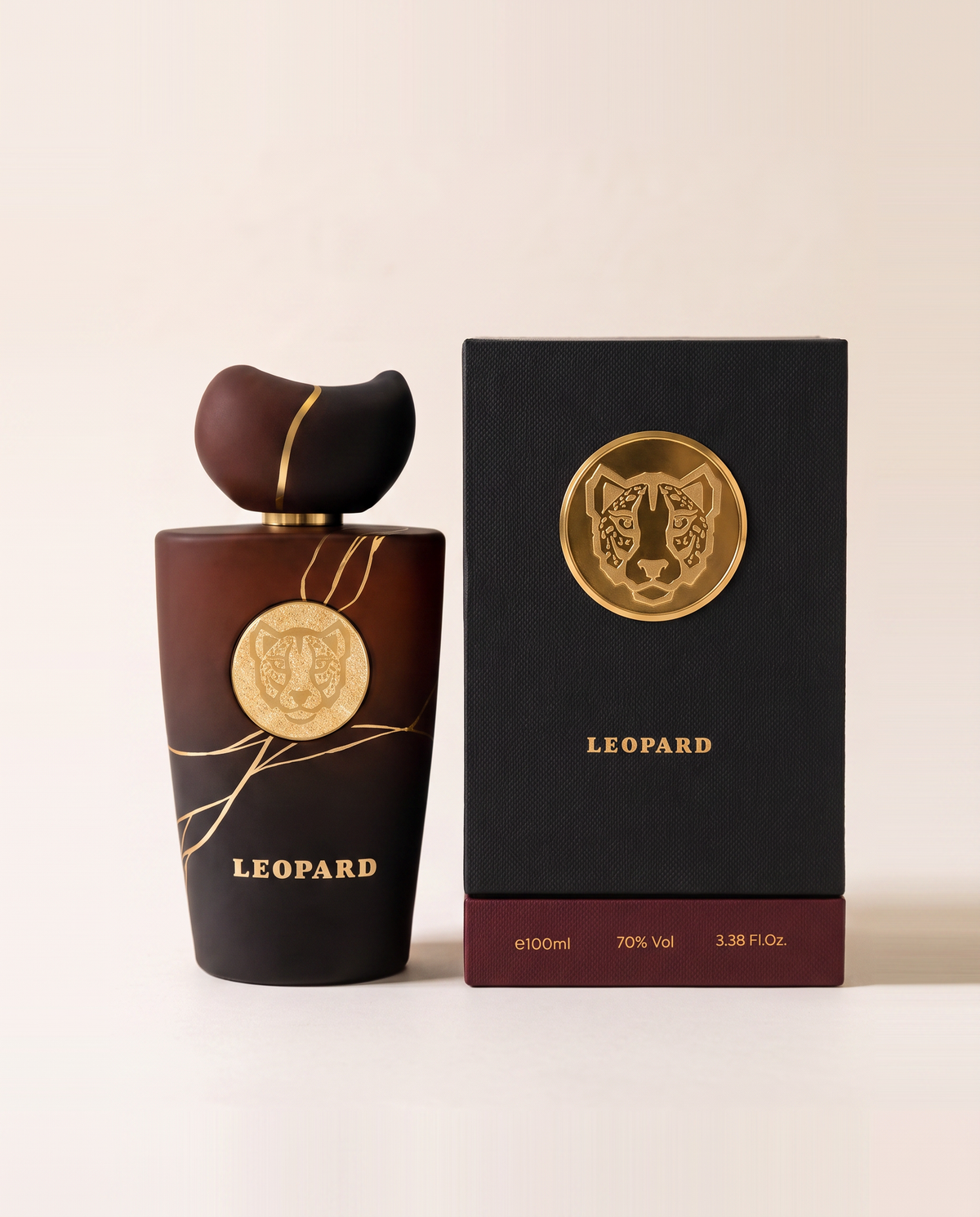 Flacone di Leopard accanto alla sua confezione, profumo arabo Prima Chic
